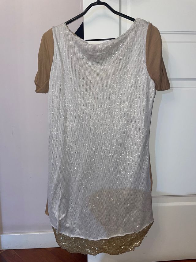 camiseta dorada con brillos