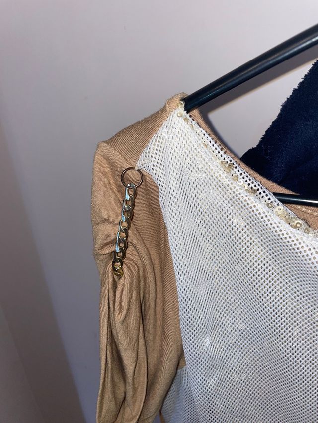 camiseta dorada con brillos