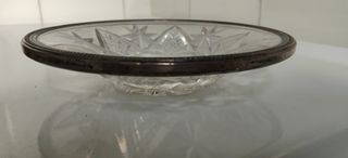 Plato de cristal con borde de plata