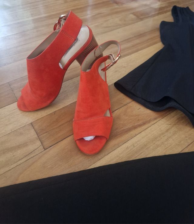 conjunto de suéter y  falda,sandalias.