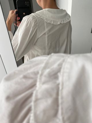 camisa blanca con cuello bebe