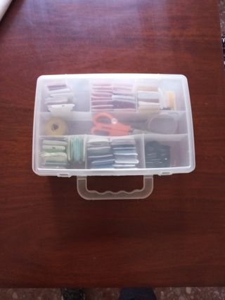 Caja con hilos