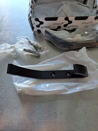 Cabide preto de parede percha