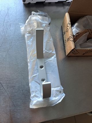 Cabide preto de parede percha