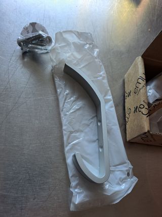 Cabide preto de parede percha