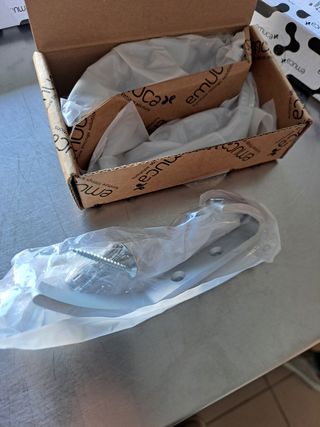 Cabide preto de parede percha