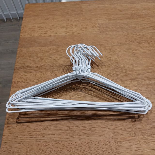 Pack 24 perchas blancas metálicas duras