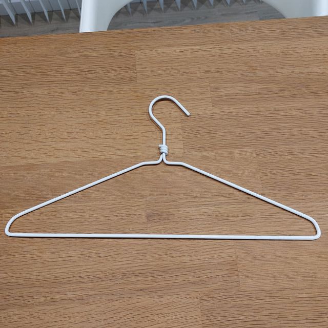 Pack 24 perchas blancas metálicas duras