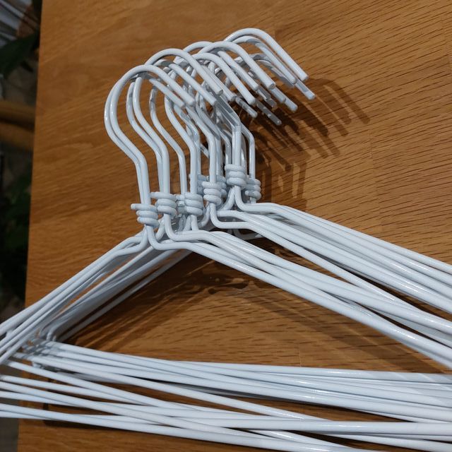 Pack 24 perchas blancas metálicas duras