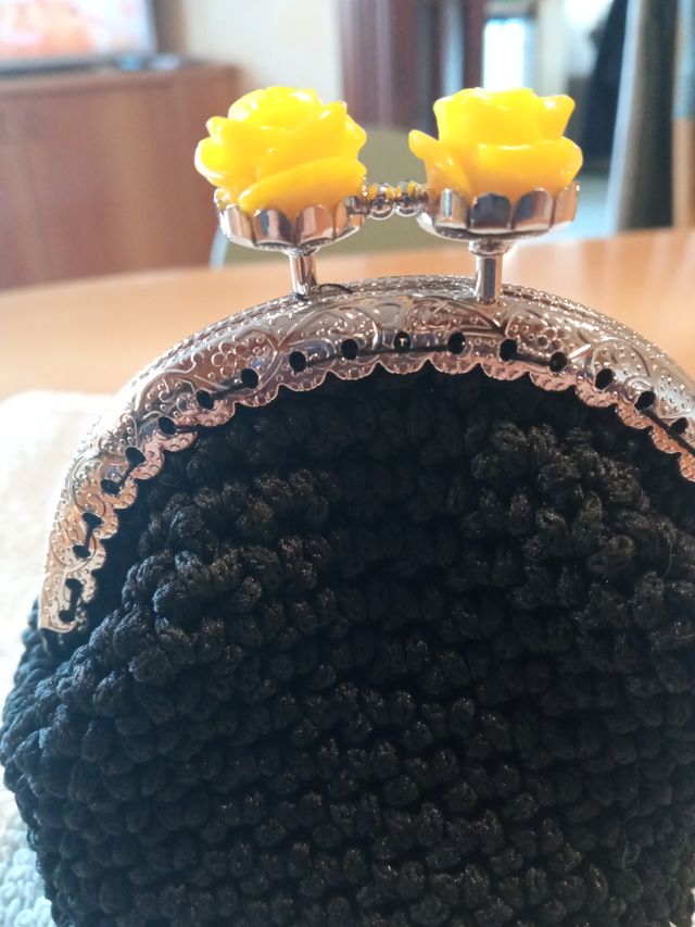 Portamonete con roselline gialle.