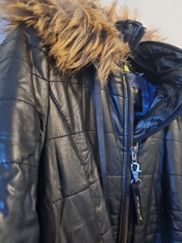 Abrigo negro con capucha  T /L