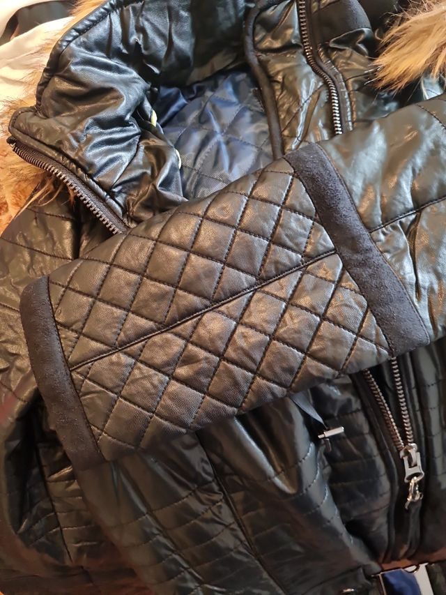 Abrigo negro con capucha  T /L