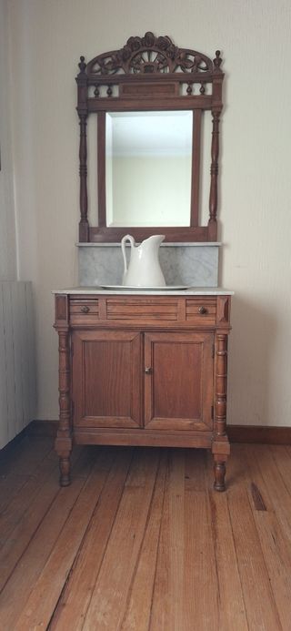 Mueble con lavabo antiguo y jarrón