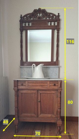 Mueble con lavabo antiguo y jarrón
