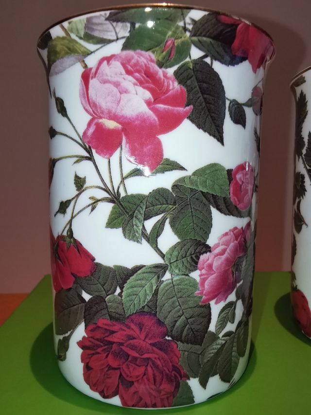 Due tazze in porcellana