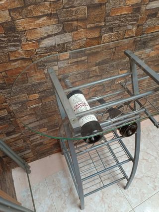 Mesa de picoteo con botellero