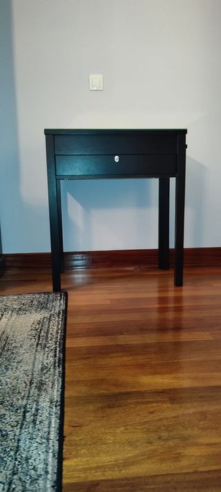 Mesa estudio IKEA negra.