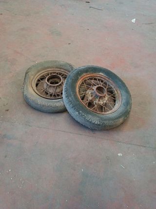 Ruedas de coche antiguo