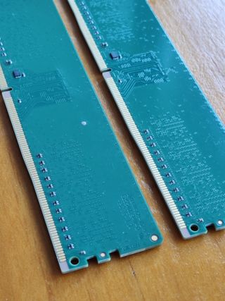 2 modulos RAM DDR4 2666MHZ. 4GB cada uno. UDIMM