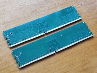 2 modulos RAM DDR4 2666MHZ. 4GB cada uno. UDIMM