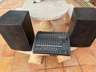 mesa auto amplificada y altavoces