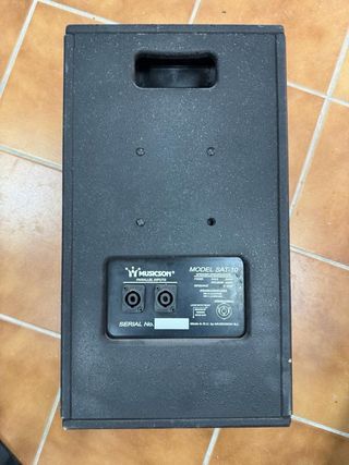 mesa auto amplificada y altavoces