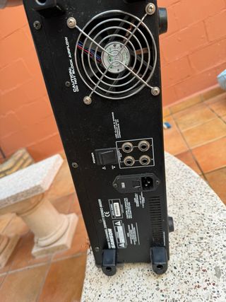 mesa auto amplificada y altavoces