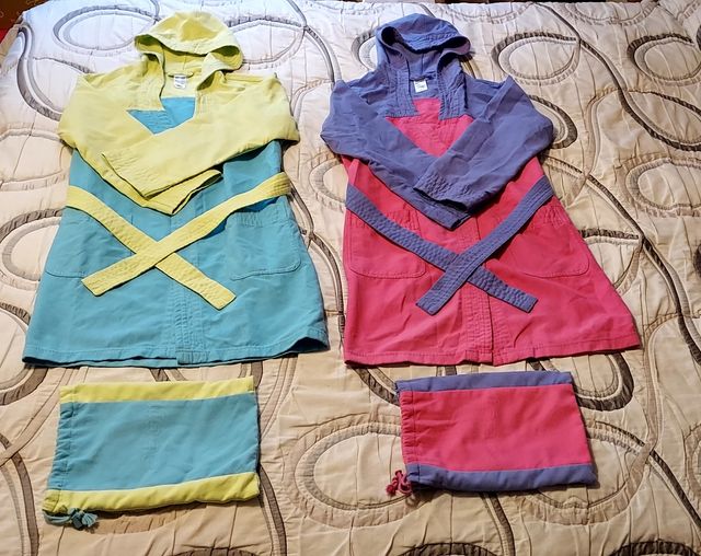 Lote 2 albornoces microfibra Decathlon T.6 T.8