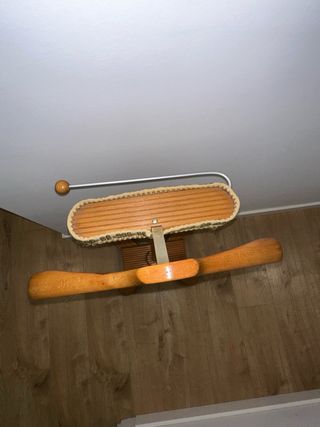 Galan de noche de madera con ruedas