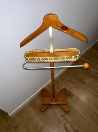 Galan de noche de madera con ruedas