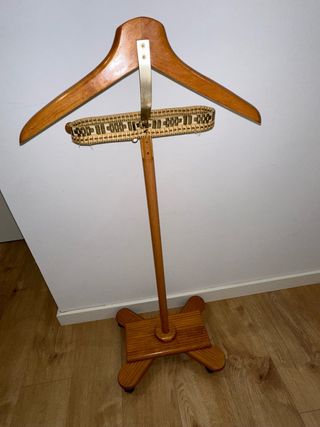 Galan de noche de madera con ruedas