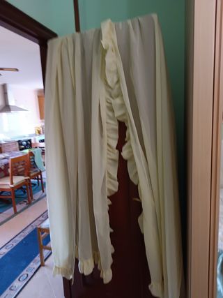 Cortinas amarillas cruzada