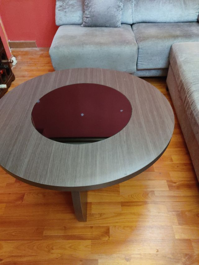 Mesa de centro de salón con esfera de cristal.