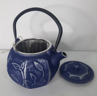 Bonita tetera de hierro azul