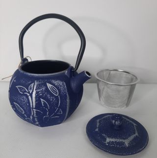 Bonita tetera de hierro azul