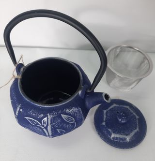 Bonita tetera de hierro azul