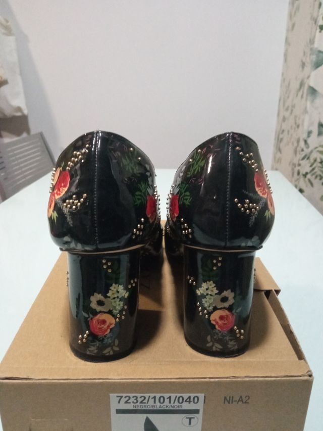 Zapato salón Zara con flores pintadas 