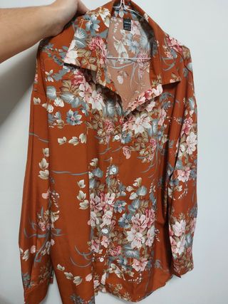Camisa marron con flores T.XL