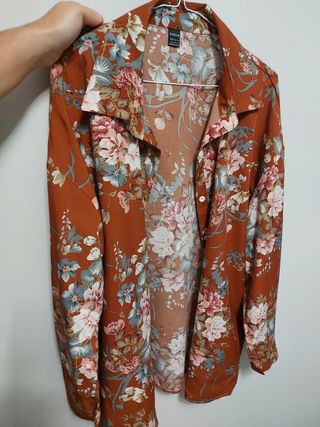 Camisa marron con flores T.XL