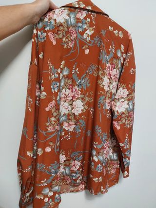 Camisa marron con flores T.XL