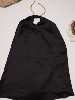 Vestido negro de noche con etiqueta