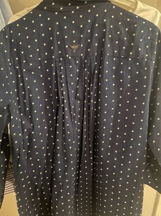 Camisa azul de estrellas