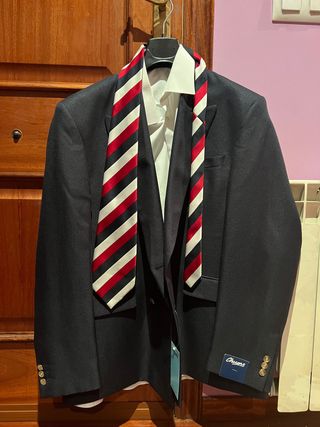 americana, camisa y corbata