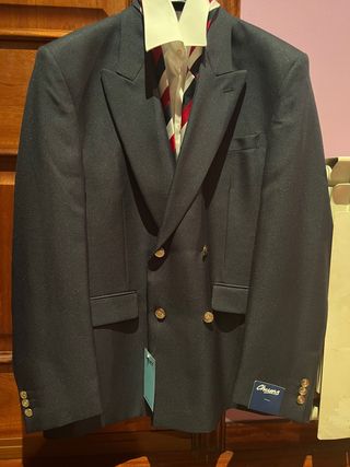 americana, camisa y corbata