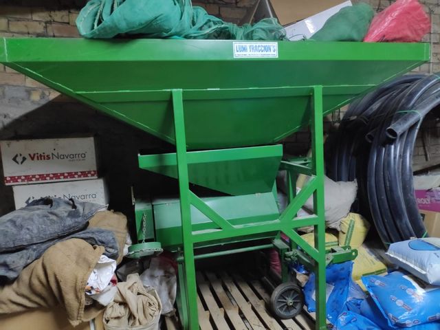 Tolva y peladora almendras