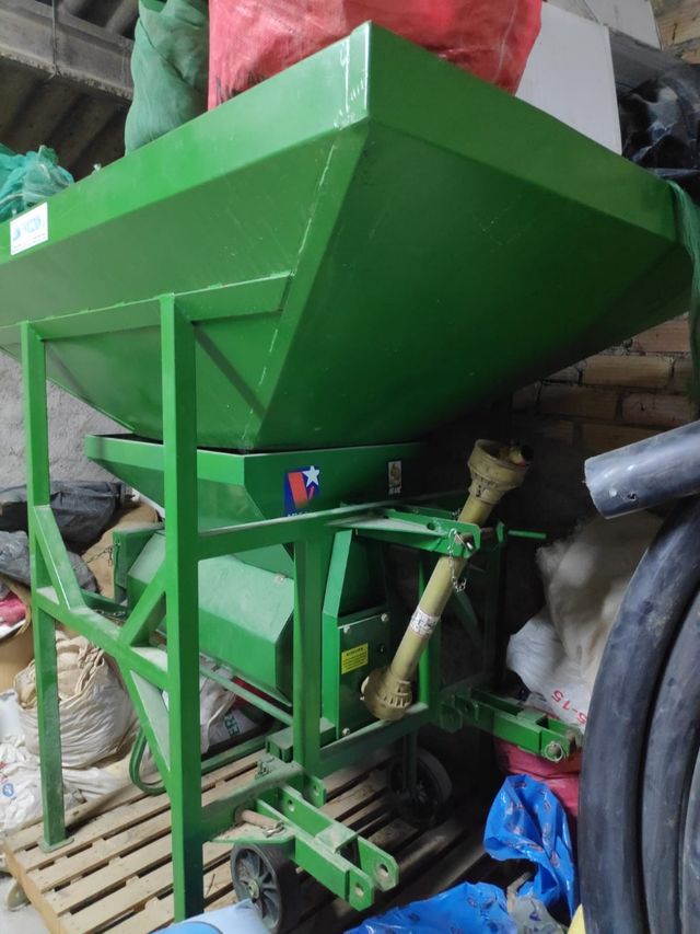 Tolva y peladora almendras