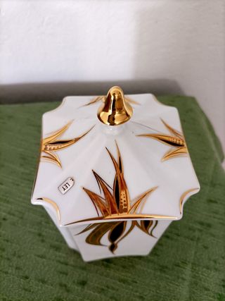 Pote pintado à mão em porcelana