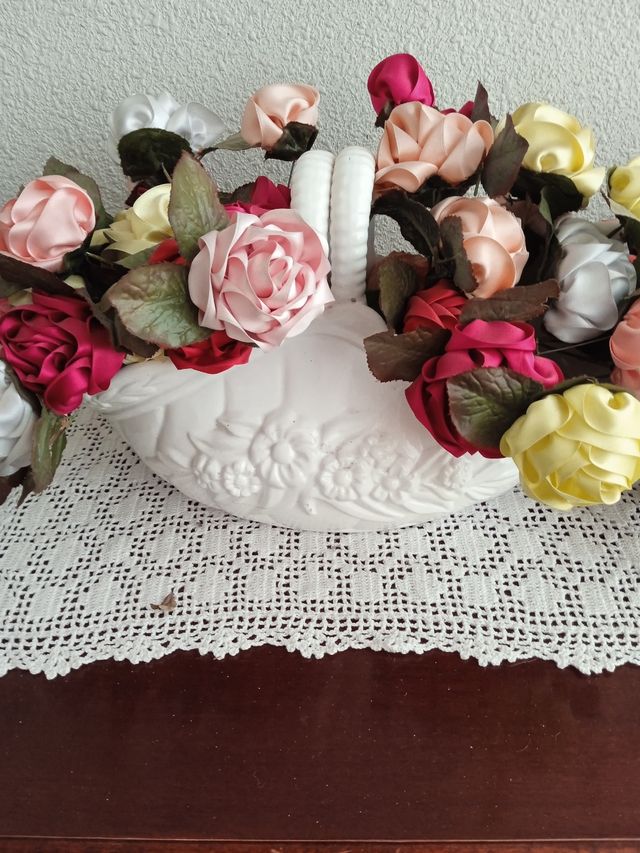 Cesta cerámica de Valencia con flores