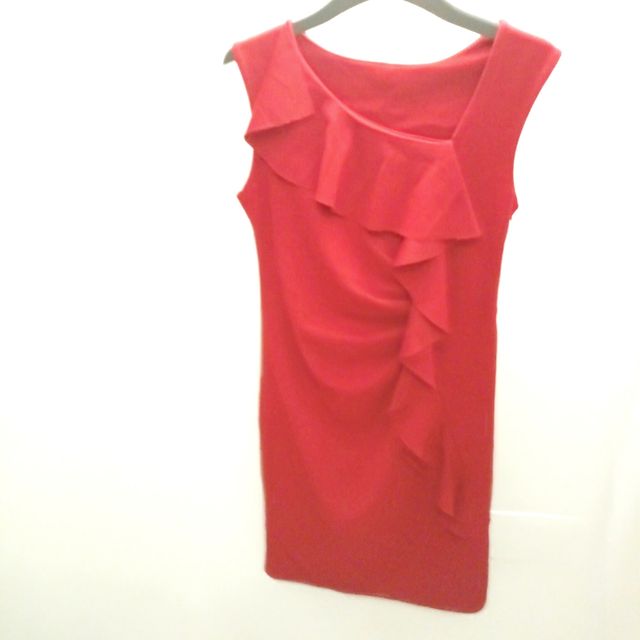 Abito rosso bordeaux con ornamento.