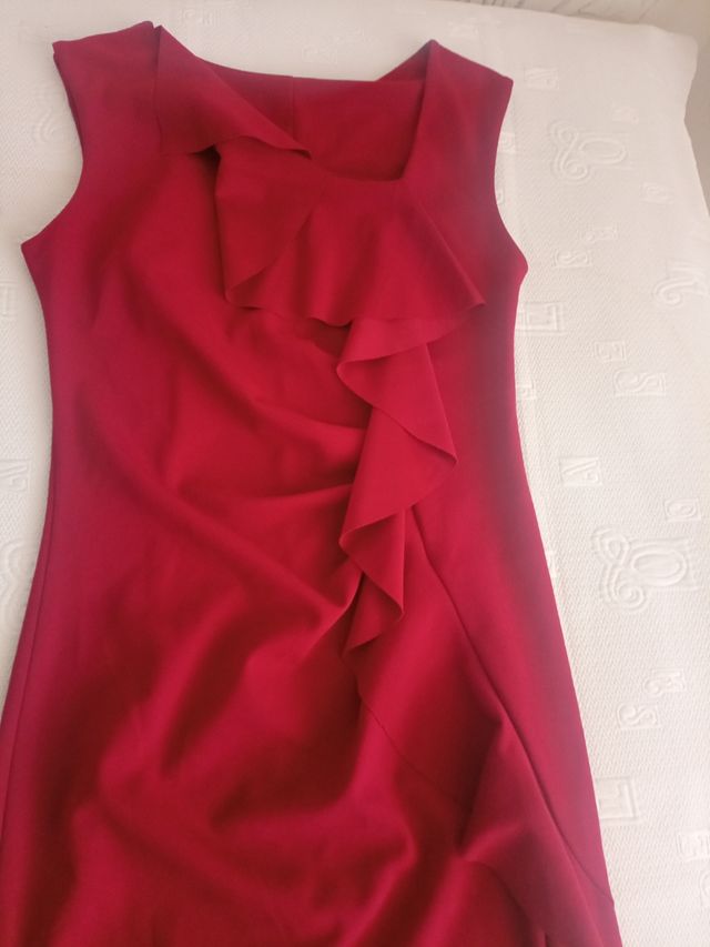 Abito rosso bordeaux con ornamento.